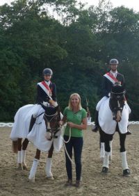 Trainerin Karina Prochaska ist stolz auf die Landesmeister ihres Stalles, des Reitsportzentrums Mauerbach, Sophie Tröster und Markus Jungwirth © Jagsch